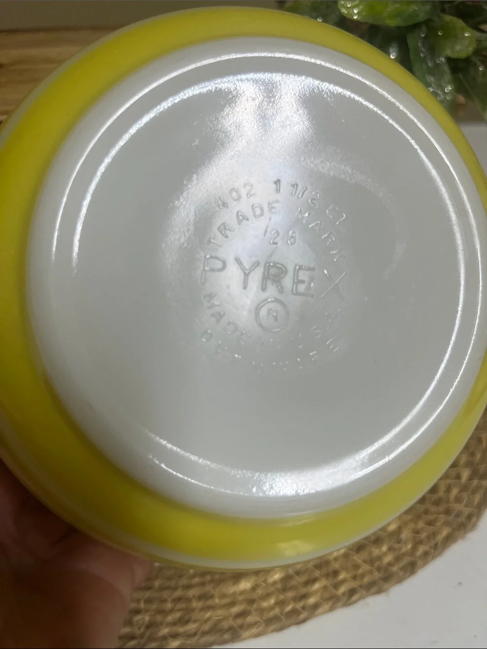 Pyrex 2 pc Yellow Stripe nesting bowls 1.5 pt & 1.5 qt in good condition